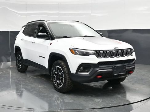 Used 2025 Jeep Compass Trailhawk AWD/4WD image 6
