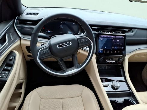 Used 2025 Jeep Grand Cherokee Limited w/ Luxury Tech Group II AWD/4WD image 18