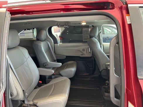 Used 2021 Toyota Sienna Limited image 19