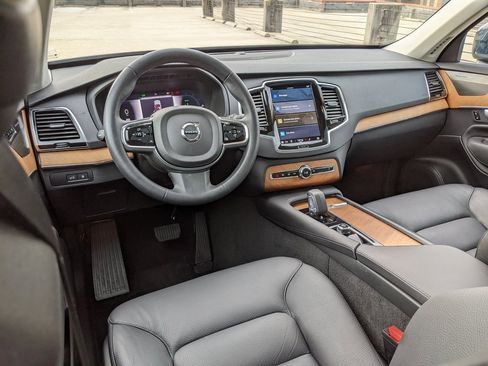 Certified 2024 Volvo XC90 T8 Plus w/ Protection Package Premier image 12