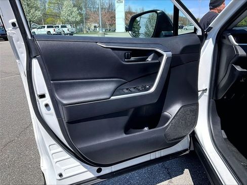 Used 2025 Toyota RAV4 LE AWD/4WD image 9