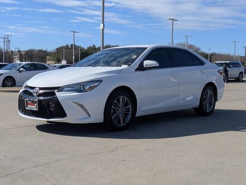 Used 2017 Toyota Camry SE image 10