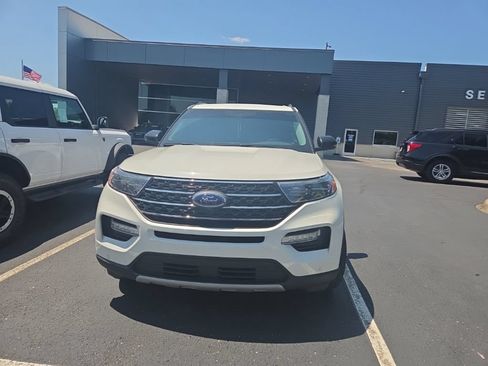 Used 2023 Ford Explorer XLT w/ Equipment Group 202A AWD/4WD image 2