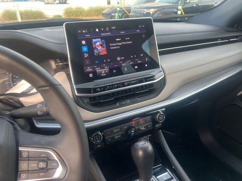 Used 2025 Jeep Compass Limited image 17