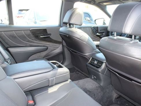 Certified 2022 Lexus LS 500 w/ Accessory Package (Z2) RWD image 7