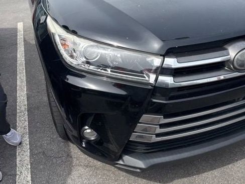 Used 2017 Toyota Highlander Limited Platinum image 3