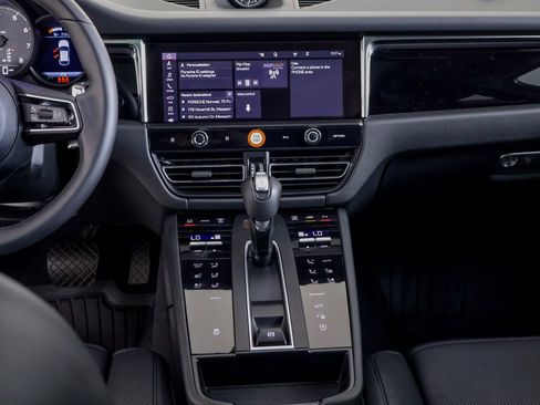 Certified 2026 Porsche Macan AWD/4WD image 17