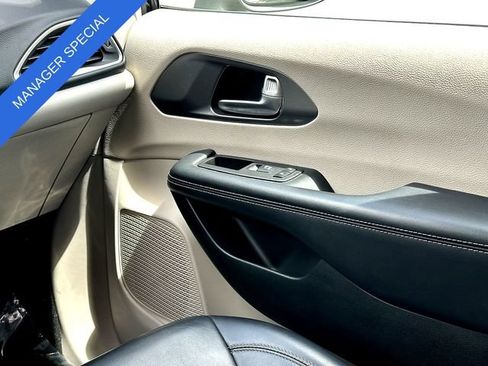 Used 2023 Chrysler Pacifica Touring-L FWD image 28