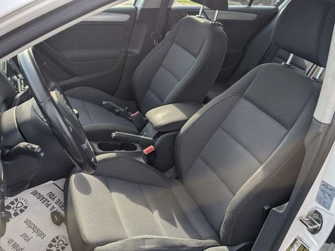 Used 2014 Volkswagen Golf TDI image 11