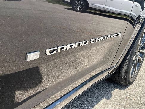 Used 2022 Jeep Grand Cherokee Overland w/ Luxury Tech Group IV AWD/4WD image 40