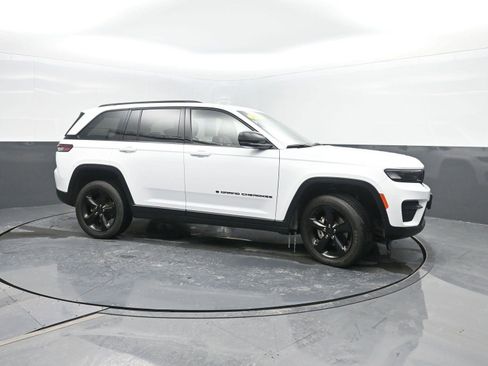 Used 2023 Jeep Grand Cherokee Altitude image 3