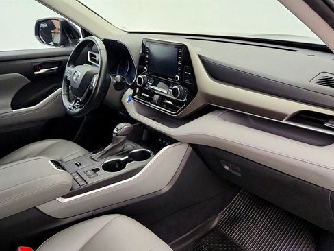 Used 2020 Toyota Highlander XLE FWD image 25