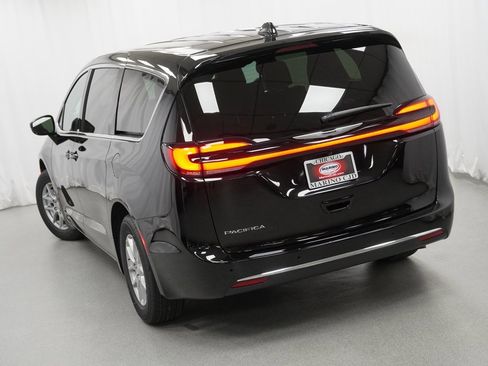 New 2026 Chrysler Pacifica Select image 11