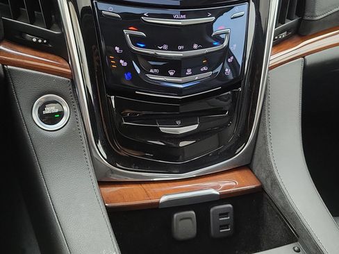 Used 2017 Cadillac Escalade Luxury RWD image 36
