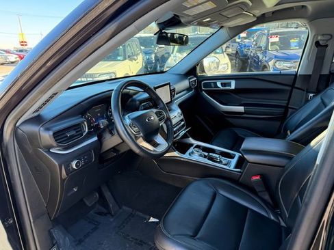 Used 2022 Ford Explorer XLT w/ Equipment Group 202A image 3