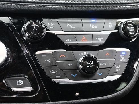 Used 2024 Chrysler Pacifica Select image 16