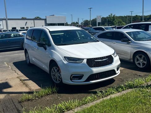 Used 2024 Chrysler Pacifica Touring-L FWD image 2