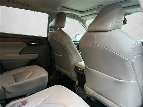 Used 2021 Toyota Highlander XLE FWD image 20