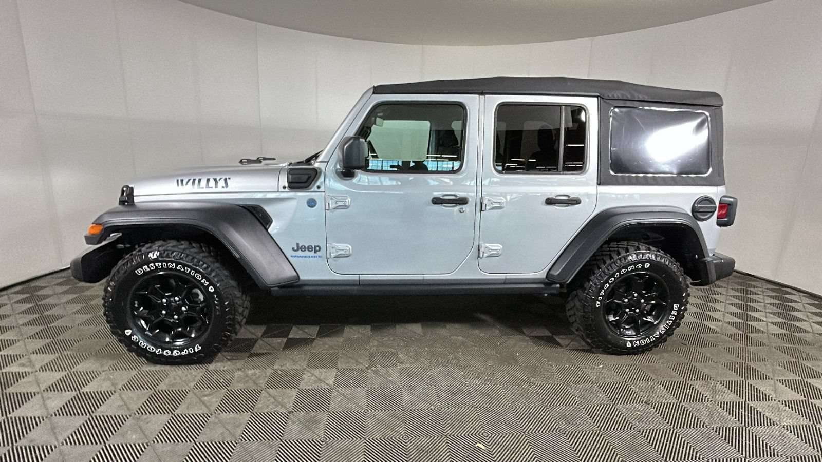 Used 2023 Jeep Wrangler Unlimited w/ Cold Weather Group AWD/4WD image 7
