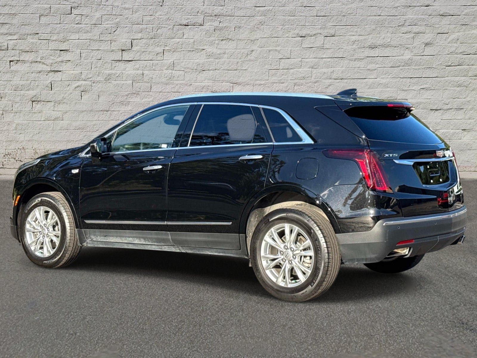 Used 2025 Cadillac XT5 Luxury FWD image 3