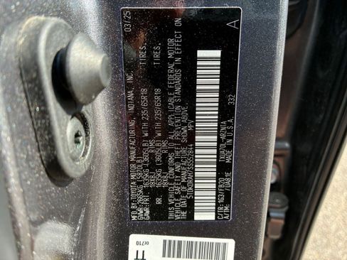 Used 2025 Toyota Highlander LE FWD image 30