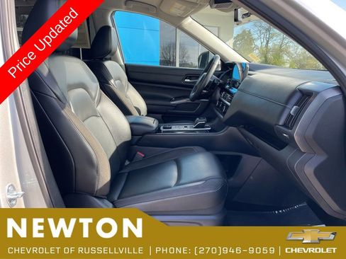 Used 2025 Nissan Pathfinder SL AWD/4WD image 26