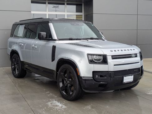 Used 2023 Land Rover Defender 130 X-Dynamic SE image 3