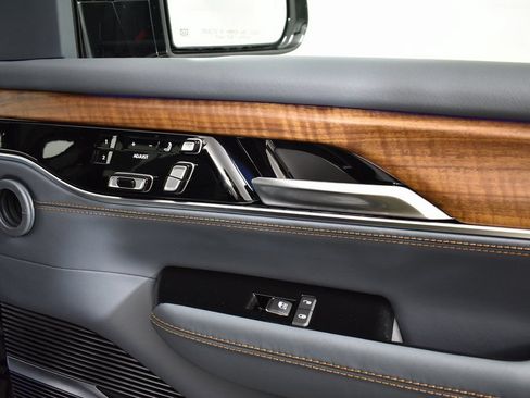 Used 2022 Jeep Grand Wagoneer Series II AWD/4WD image 12