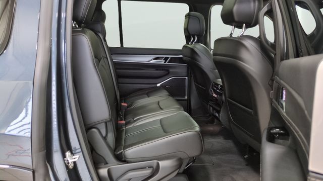 Used 2025 Jeep Wagoneer 4WD w/ Premium Group I image 15
