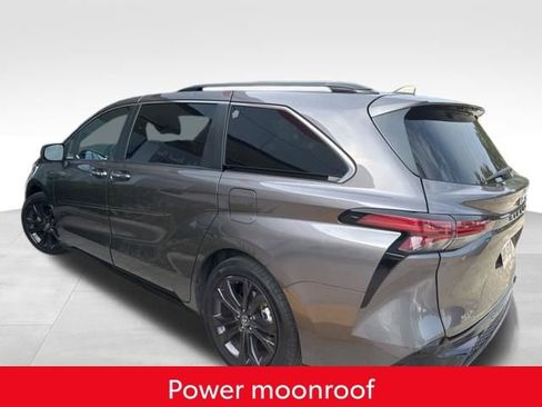 Used 2022 Toyota Sienna XSE FWD image 3