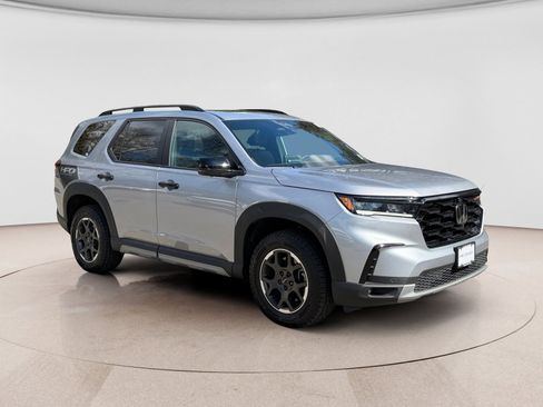 Used 2024 Honda Pilot TrailSport image 7