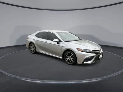 Used 2024 Toyota Camry SE FWD image 2