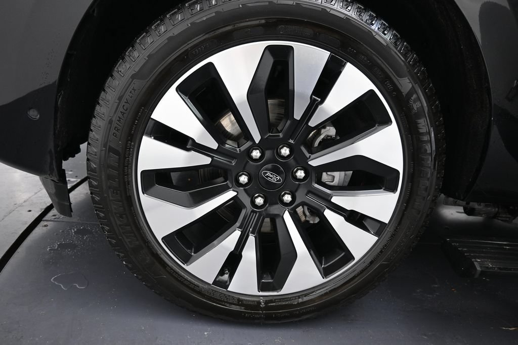 Used 2025 Ford Expedition Platinum w/ Driver's Package AWD/4WD image 33