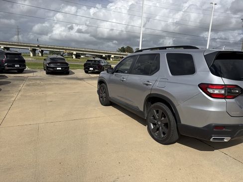 Used 2023 Honda Pilot Sport image 19