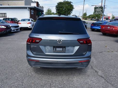 Used 2021 Volkswagen Tiguan SE w/ Panoramic Sunroof Package FWD image 5