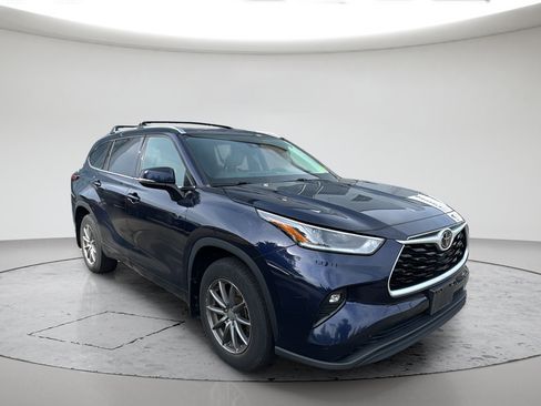 Used 2021 Toyota Highlander XLE AWD/4WD image 1