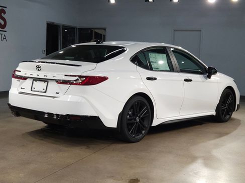 New 2026 Toyota Camry Hybrid FWD image 7