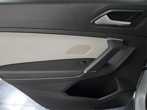 Used 2018 Volkswagen Tiguan SE w/ Panoramic Sunroof Package image 19