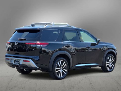 Used 2025 Nissan Pathfinder Platinum w/ Black Appearance Package FWD image 8