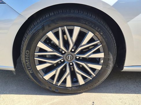 Used 2025 Nissan Altima 2.5 SV FWD image 35