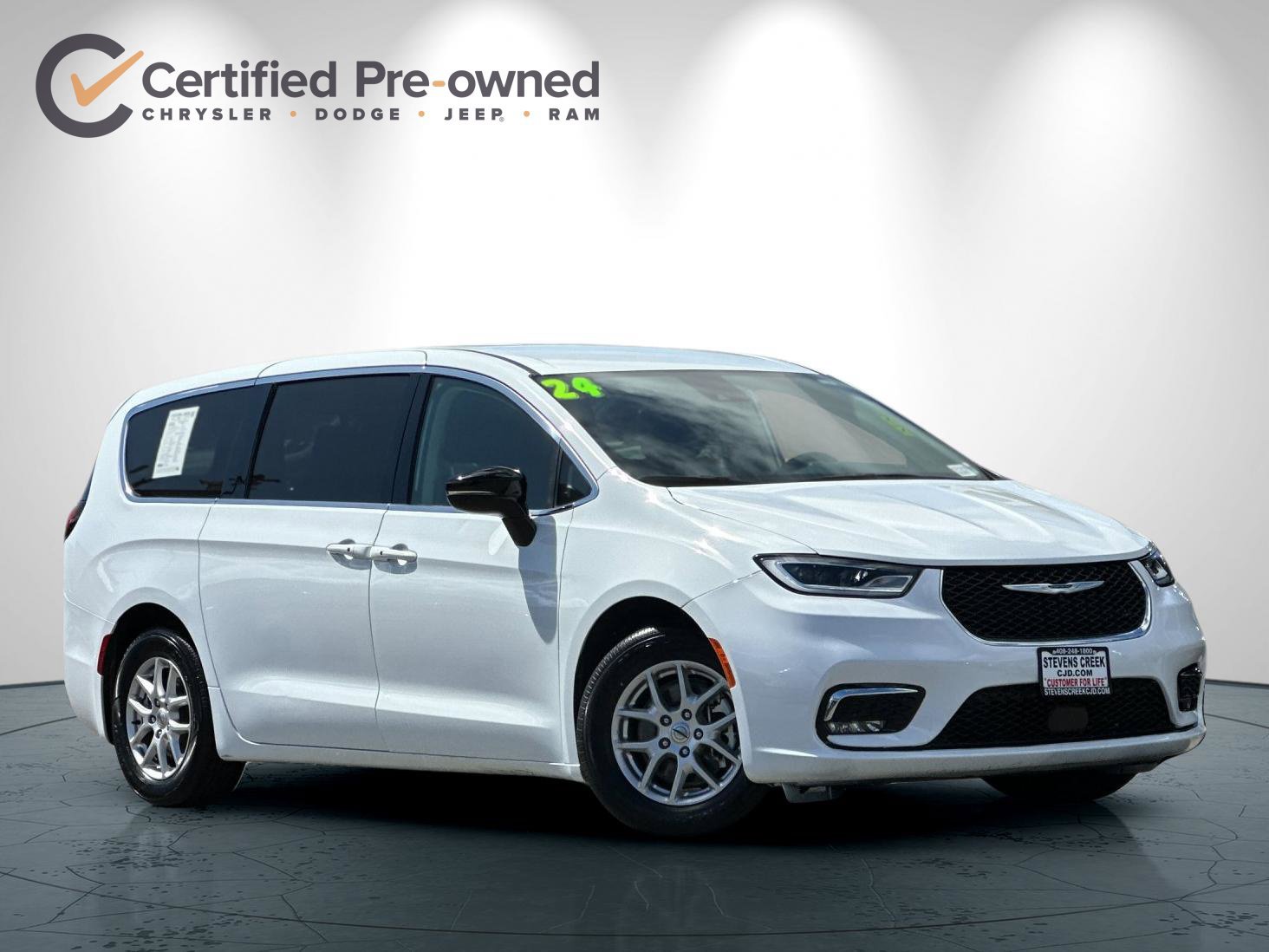 Used 2024 Chrysler Pacifica Touring-L FWD image 2