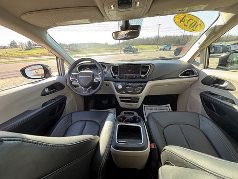 Used 2024 Chrysler Pacifica Touring-L FWD image 21