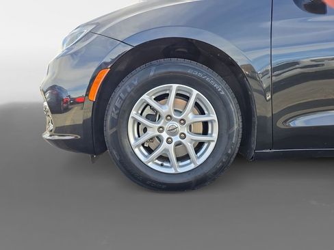 Used 2022 Chrysler Pacifica Touring-L image 15