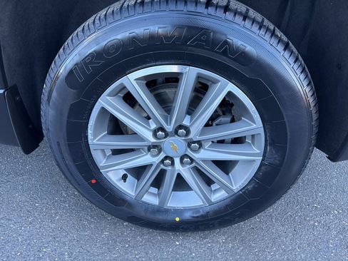 Used 2023 Chevrolet Traverse LT w/ Rear Camera Mirror Package image 10