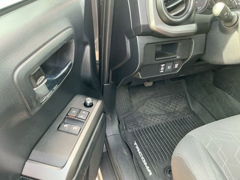 Used 2018 Toyota Tacoma TRD Sport image 19