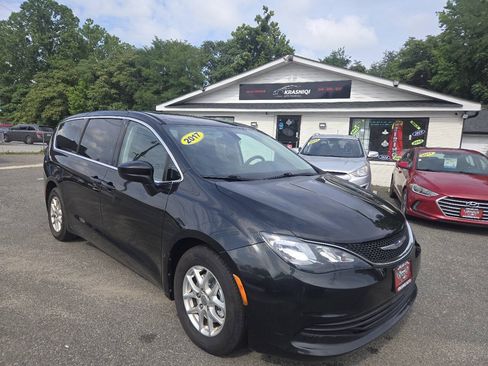 Used 2017 Chrysler Pacifica LX FWD image 4
