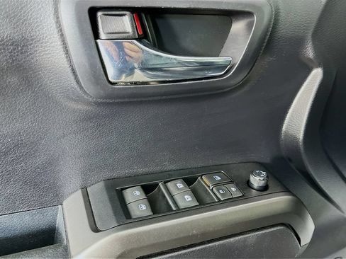 Used 2021 Toyota Tacoma TRD Sport AWD/4WD image 25