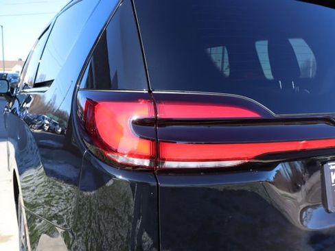 New 2026 Chrysler Pacifica Limited FWD image 36