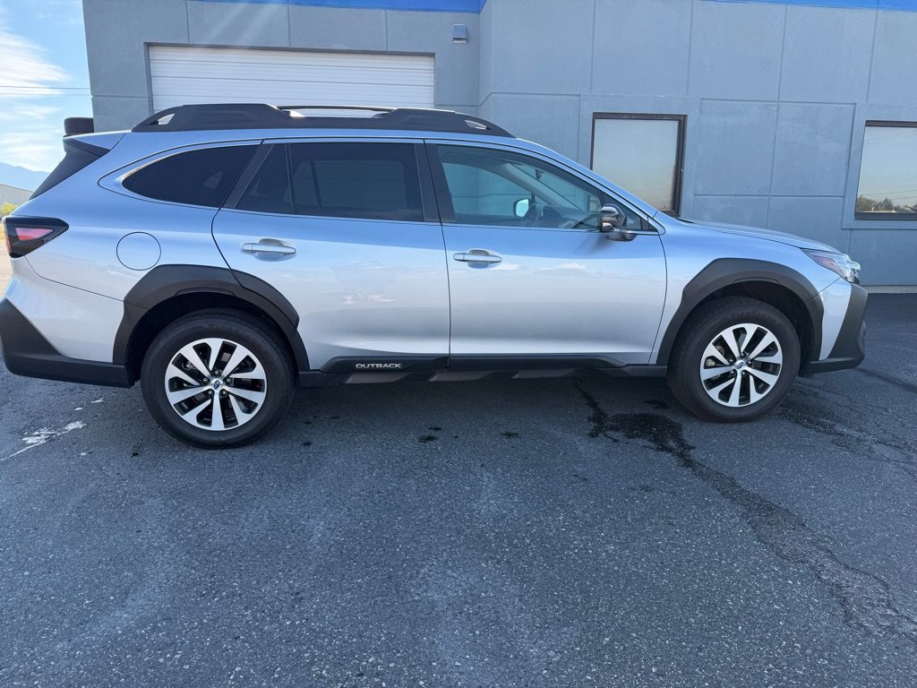 Used 2023 Subaru Outback Premium AWD/4WD image 5