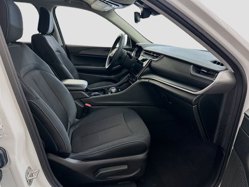 Used 2023 Jeep Grand Cherokee Laredo image 31